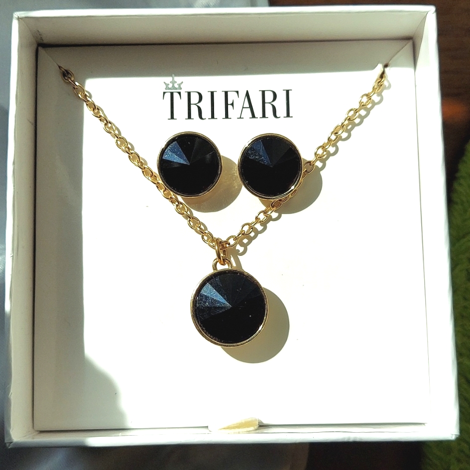 Crown Trifari Necklace And Earrings Set With Black Rivoli Stones 50$